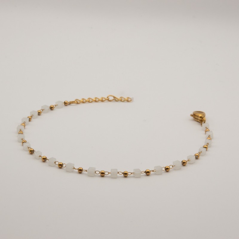 witte vierkante kralen met gouden bolletje armbandje witte vierkante kralen met gouden bolletje armbandje