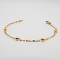 4 groten gouden bolletjes aan een fijn geschakelde armbandje