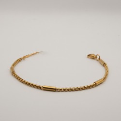 fijne pijpjes aan een medium dicht op elkaar geschakeld armbandje