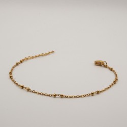 fijne gouden bolletjes aan een fijn geschakeld armbandje