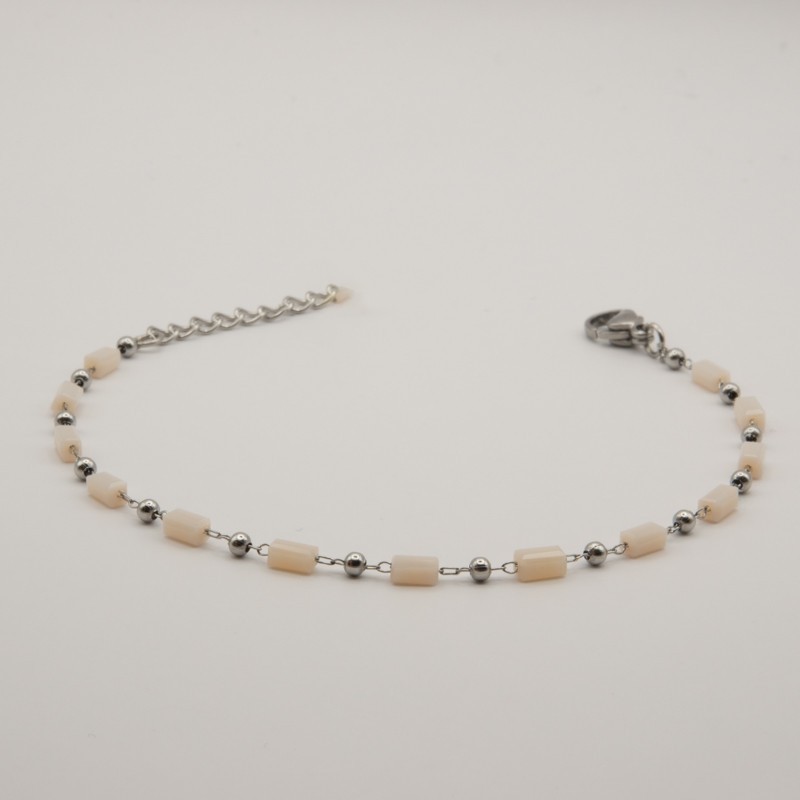 witte rechthoekige kraal met zilver bolletje geschakeld armbandje witte rechthoekige kraal met zilver bolletje geschakeld armbandje