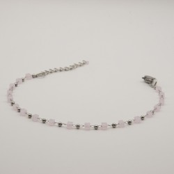 lichtroze vierkante kraal met zilver balletje geschakeld armbandje